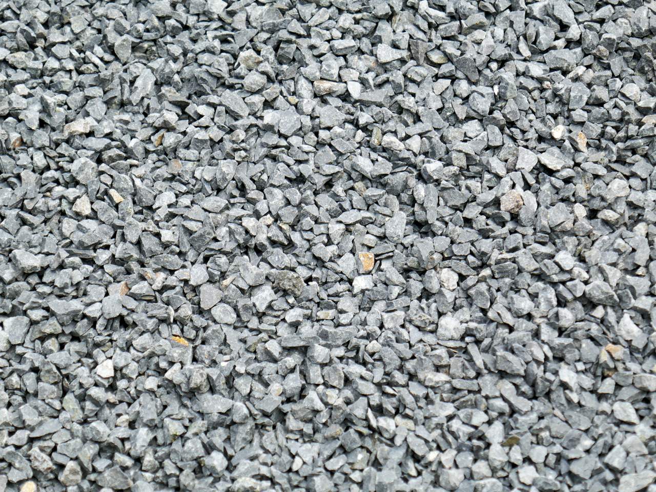 Grava de machaqueo de basalto gris, piedras angulosas de aristas vivas y tamaño parecido